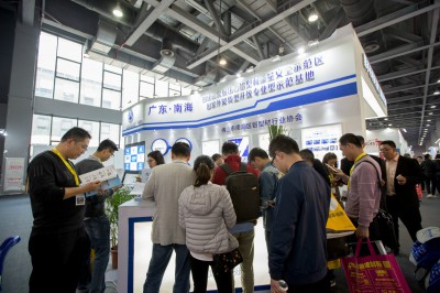 2018年3月11-13日，全国门窗幕墙新产品博览会在广州举行，南海铝协组团会员企业参加了本届展会。图为南海铝协展位人头涌动。