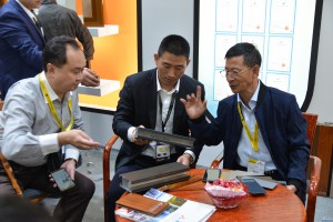 2019年3月4-6日，南海铝协和广东省有色金属学会铝加工专业委员会专家们在参观广州门窗幕墙展时与企业进行交流。