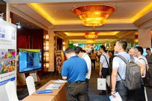 2018年6月26-27日，2018中国铝加工产业年度大会在佛山南海举行。参会企业代表参观场内企业展位。