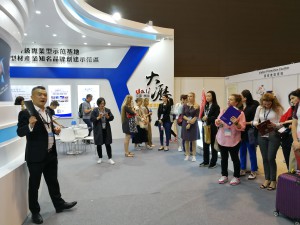 2019年4月6日-9日，在2019香港创新建筑廊展览会上，全球铝业展贸中心项目运营方-佛山产动力投资管理有限公司总经理麦客向欧美买家团介绍大沥区域品牌。